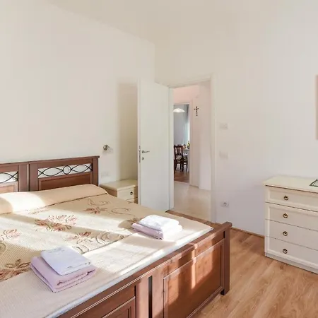 Awesome In With 3 Bedrooms Apartment *
