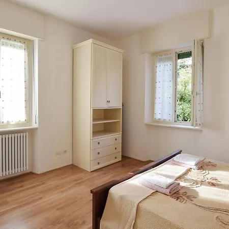 Awesome In With 3 Bedrooms Apartment Gardone Riviera