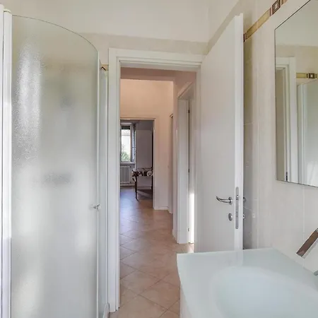 Awesome In With 3 Bedrooms Apartment *
